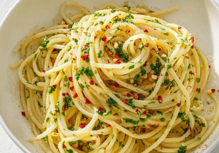 Spaghetti with Garlic and Oil (Authentic Italian, Ready in 10 Mins)