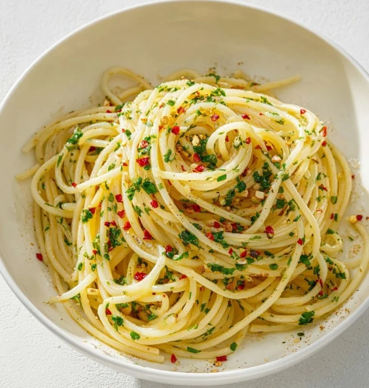 Delicious plate of spaghetti with garlic and oil, ready in 10 minutes.
